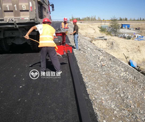 新疆博樂15*12小型攔水帶機(jī)施工中