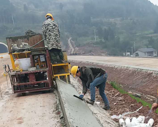 路肩墻滑膜機(jī)施工現(xiàn)場(chǎng)